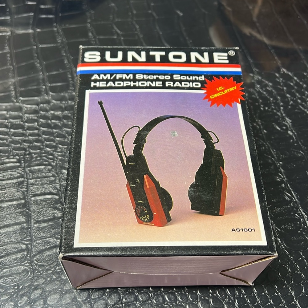 Suntone AM/FM Stereo Sound Headphone Radio (Vintage)